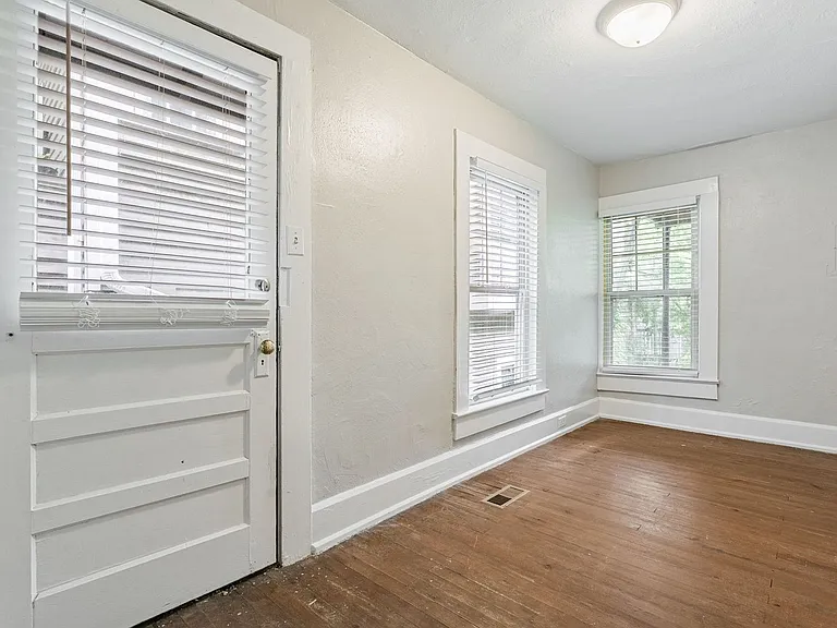 Duplex Apartment on 17th Avenue — Photo 23