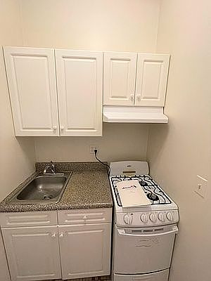 4th image of 308 E 71st St #3C