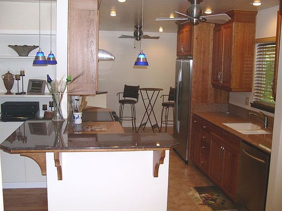 Beautifully remodeled kitchen w/cherry cabs, granite 
