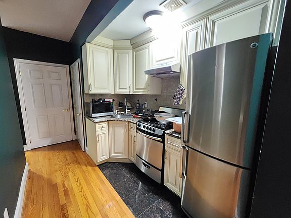 4th image of 30-97 32nd St #1R