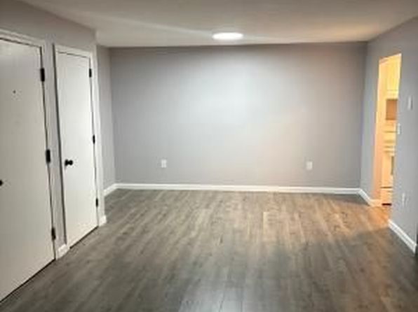 4 Autumn Leaf Dr APT 15