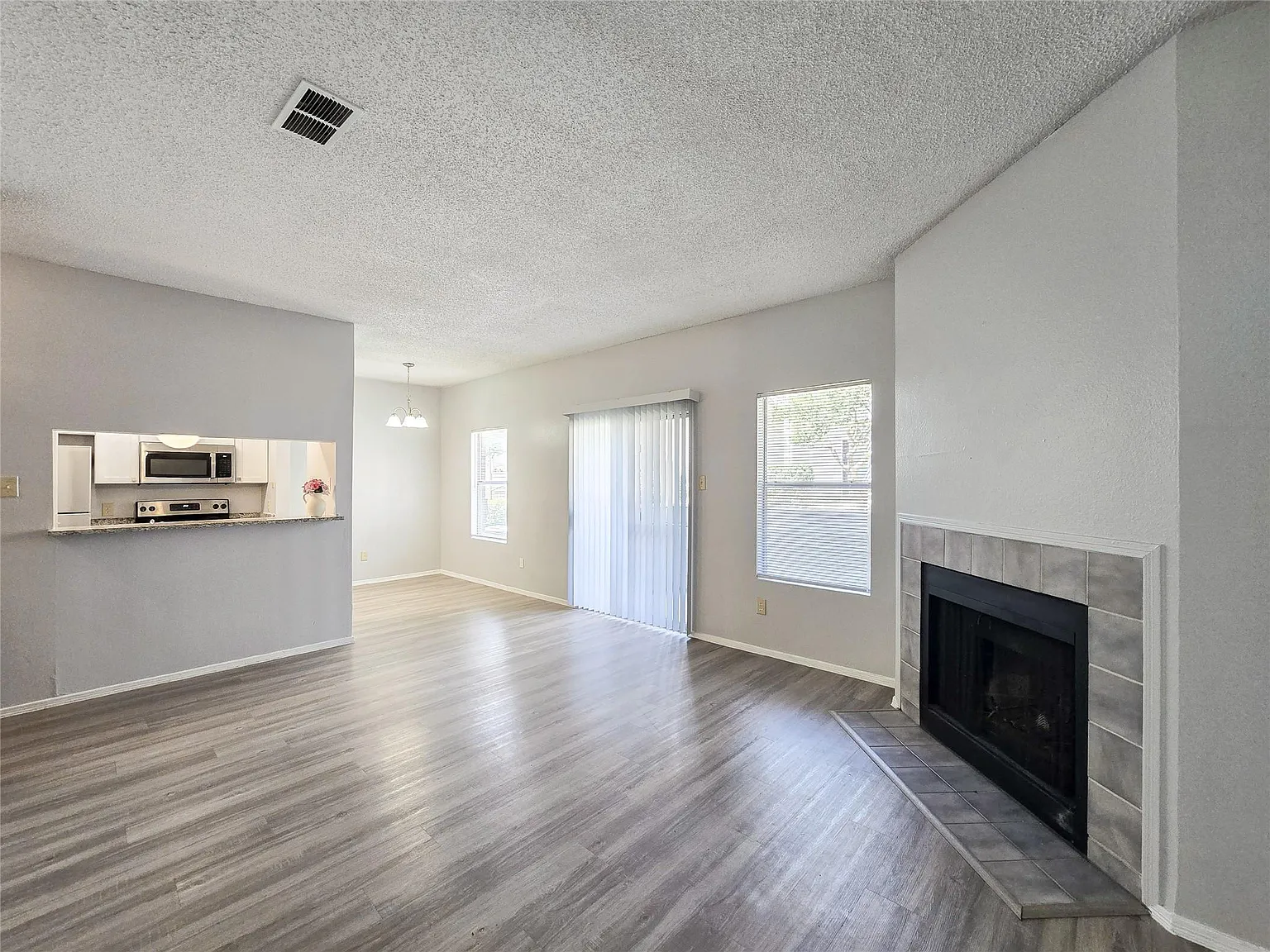 2 bed, 2.0 bath, 887 sqft, $1,145 — Photo 3