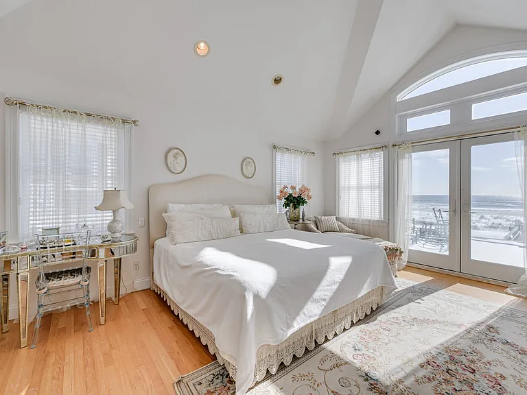 881 Dune Rd — Photo 16