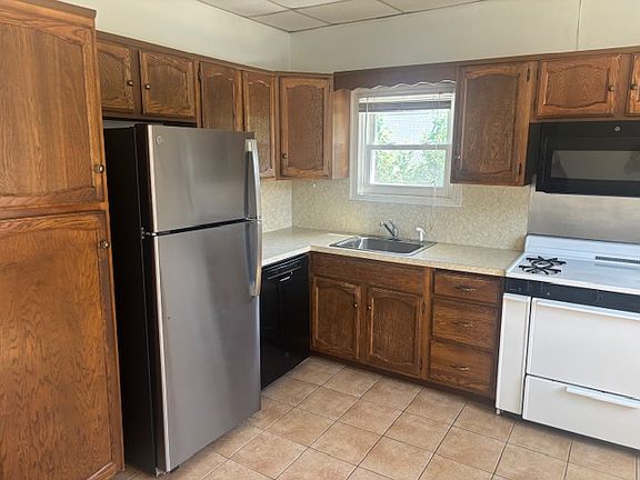 3rd image of 346 Memorial Dr #2