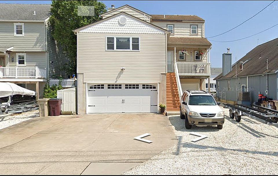 1st image of 72 Carlyle Dr