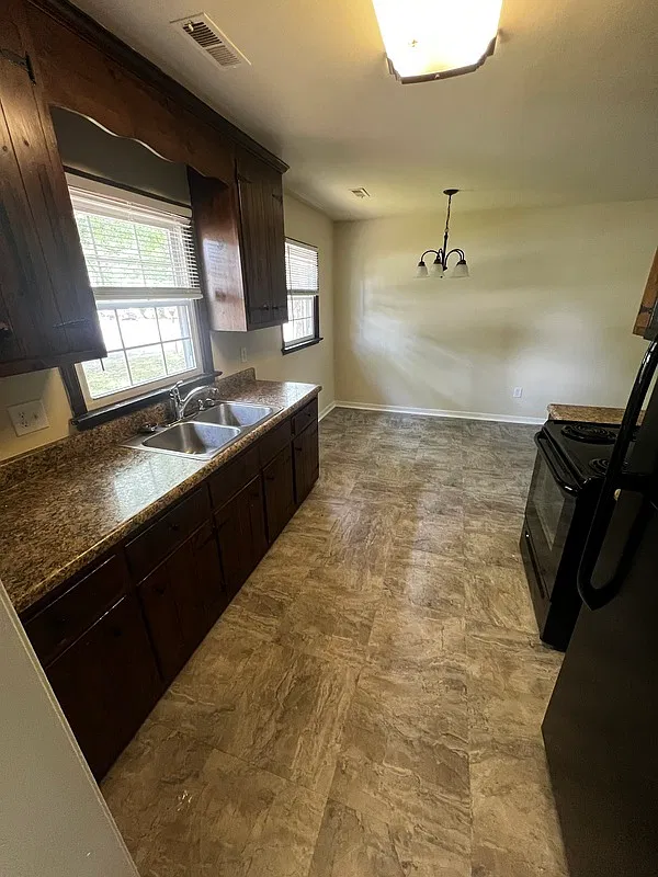 3 bed, 1.0 bath, $1,595 — Photo 2