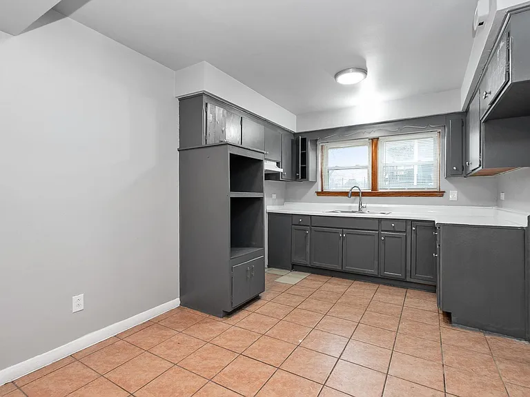 2320 W Garfield Blvd — Photo 14