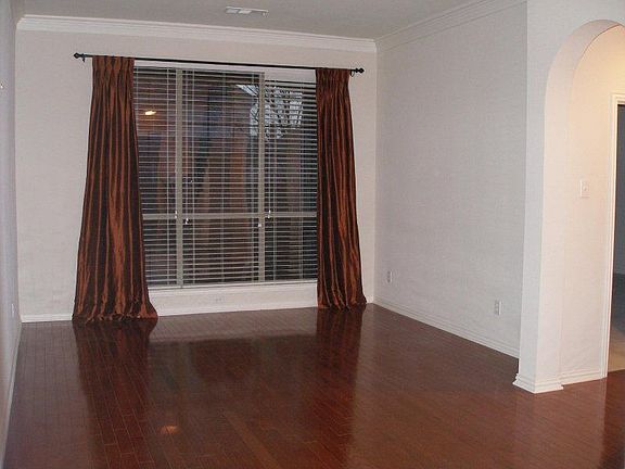 2nd image of 930 Benbrook Cir