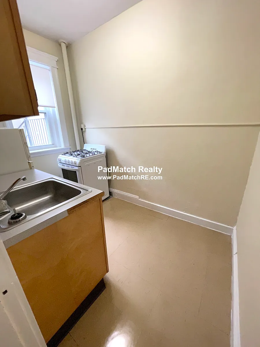 Building Photo - 225 Kelton St #8A