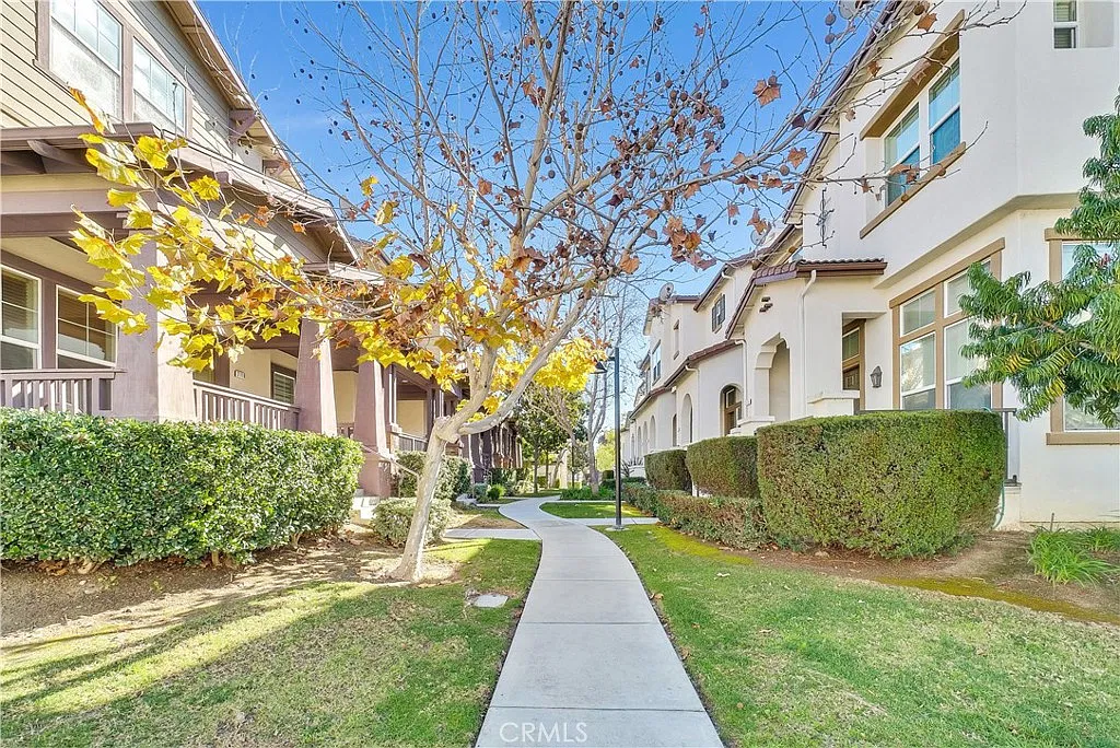 2 bed, 2.5 bath, 1623 sqft, $4,000 — Photo 3
