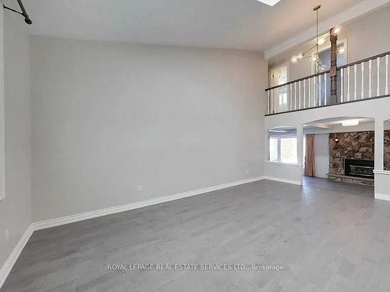 141 Castle Cres — Photo 2