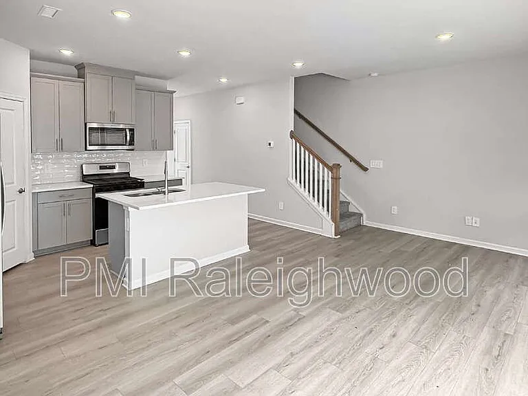 671 Rolling Fields Dr — Photo 5
