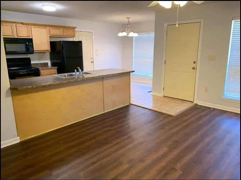104 Weston Cir — Photo 2