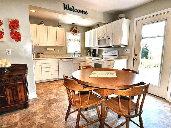 5th image of 2642 Derwent Dr SW