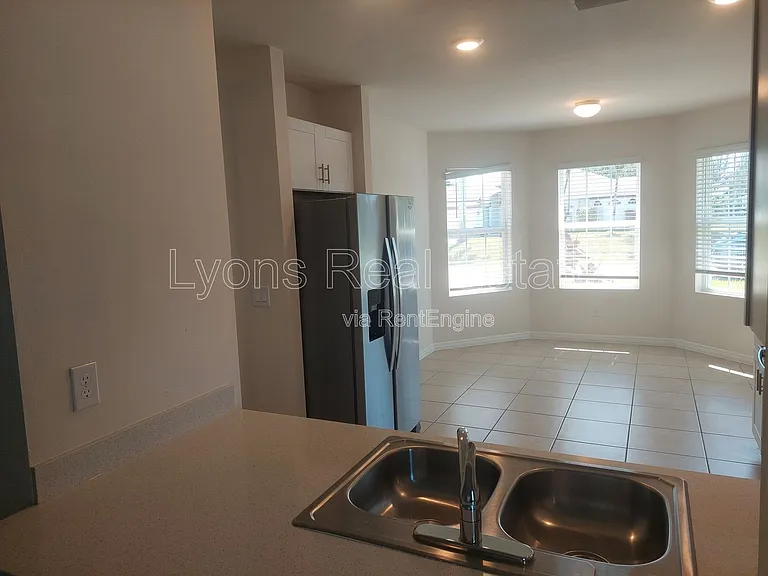 326 SW 24th Pl — Photo 6
