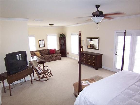 2nd image of 108 Gladstone Ln