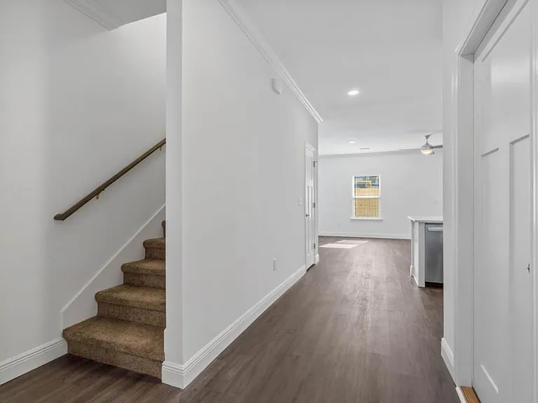 533 Hill Ln — Photo 4