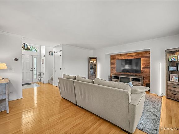 4th image of 712 Brighton Cir