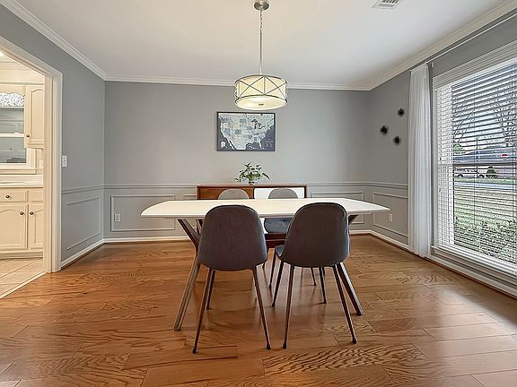 Light and bright dining room