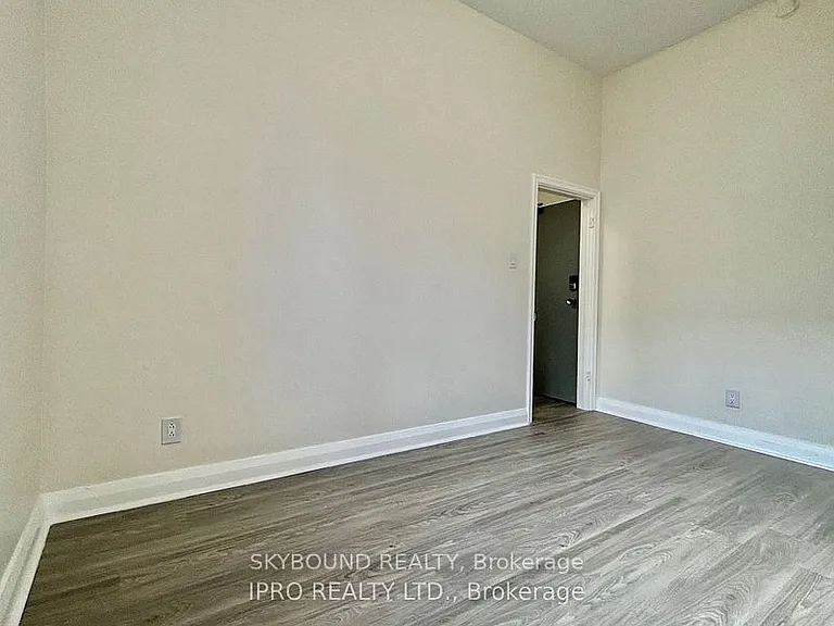 527 Queen St W #2B — Photo 4