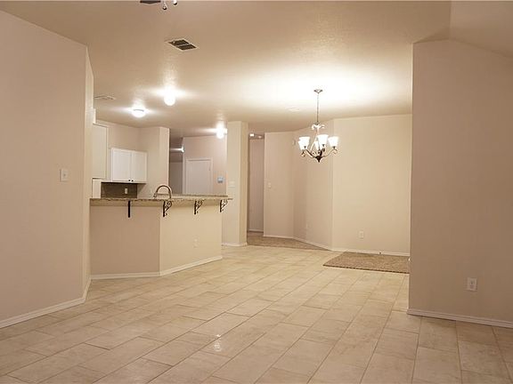 3rd image of 1079 Magnolia Ln