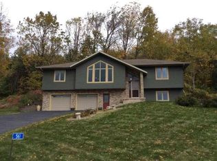 561 Bluff Dr, La Crescent, MN 55947