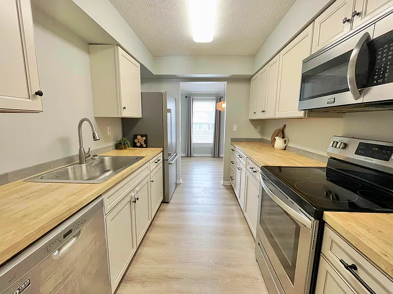 209 Hutchins Dr — Photo 12