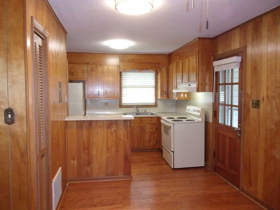 3rd image of 2109 Rosewood Dr