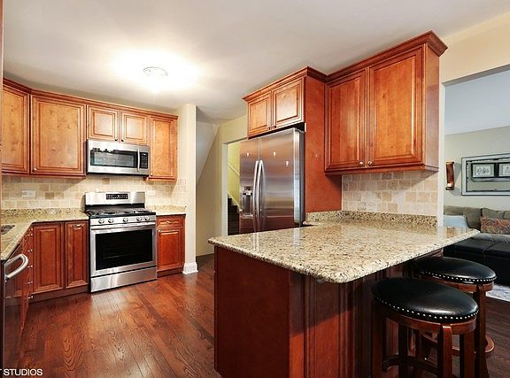 5th image of 249 E Montrose Ave
