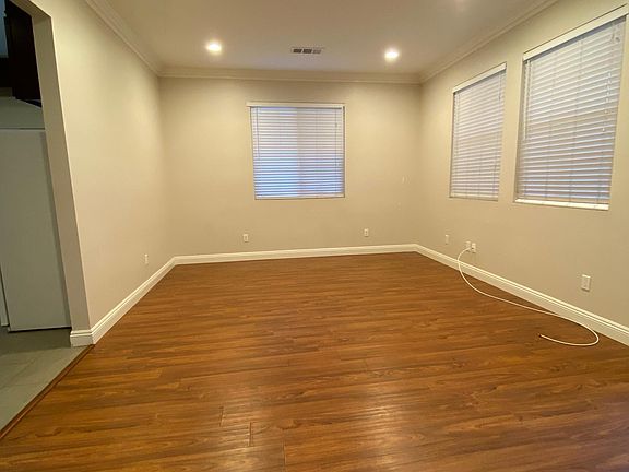 4th image of 2447 Kelburn Ave