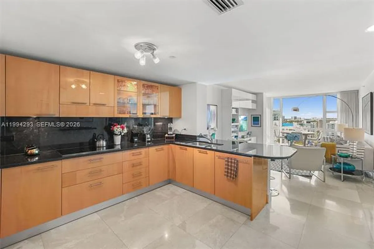 Building Photo - 6801 Collins Avenue Cu #1112