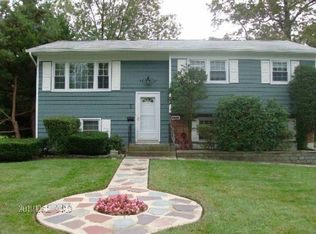 5 Amarillo Dr, Nanuet, NY 10954