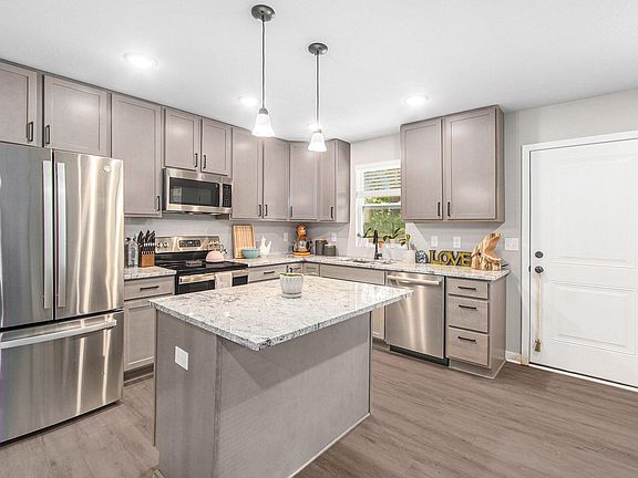 4th image of 17561 Beechwood Ln #6