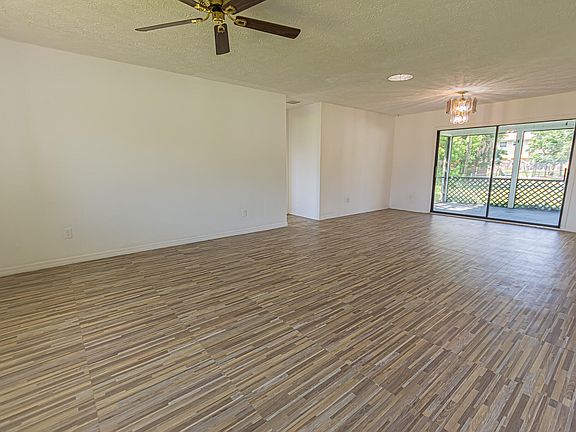 2nd image of 922 SE Thornhill Drive