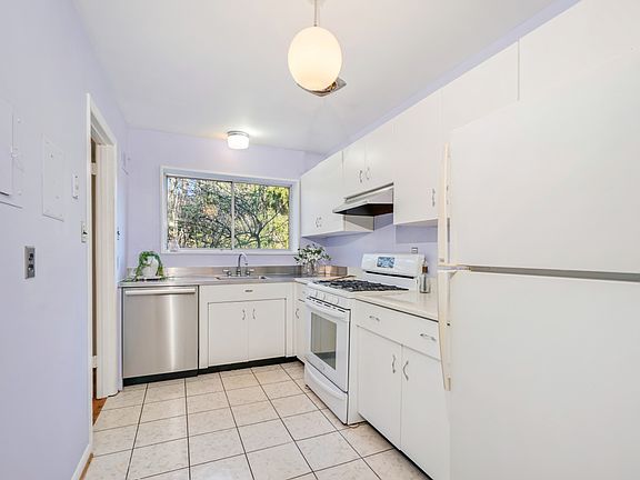 3rd image of 10612 Montrose Ave APT 102