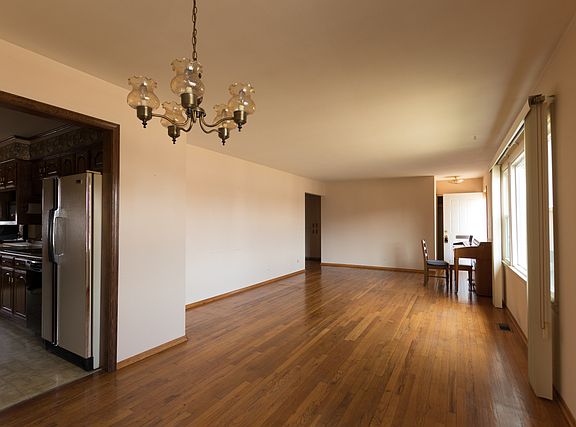 3rd image of 700 Grand Canyon St
