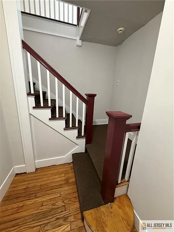 2 bed, 1.0 bath, 3165 sqft, $2,400 — Photo 3