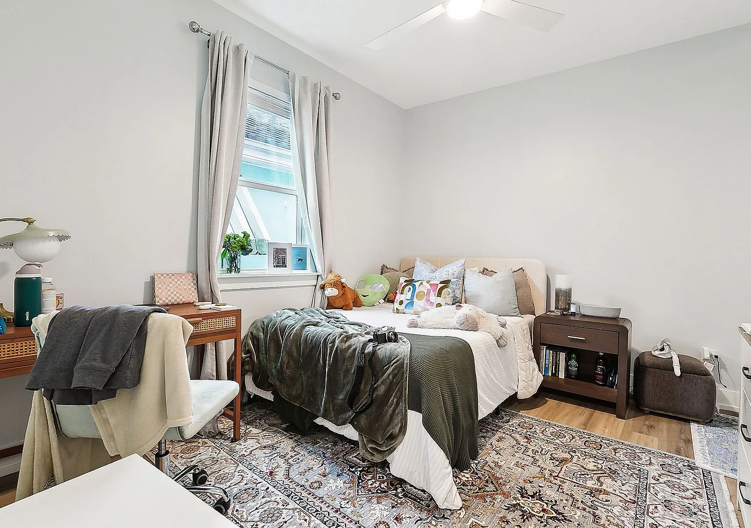 Elegant 3 Bedroom, 2.5 Bath Apartment — Photo 4
