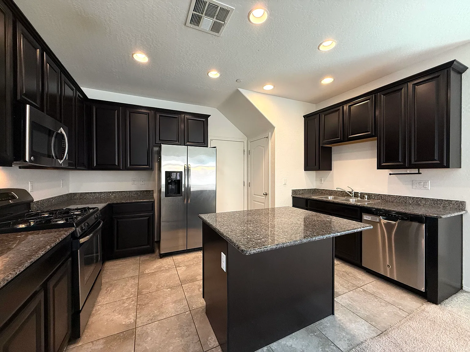 4 bed, 2.5 bath, 1806 sqft, $2,050 — Photo 2