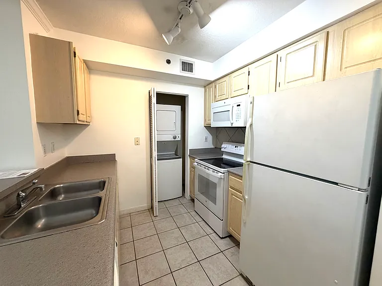 2665 SW 37th Ave #516 — Photo 16