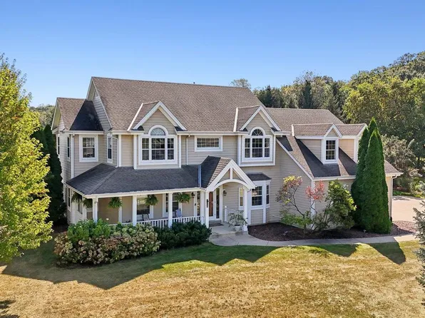 W289N4150 Farm Valley COURT, Pewaukee, WI 53072