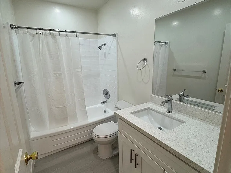 580 W Stocker St #8 — Photo 7