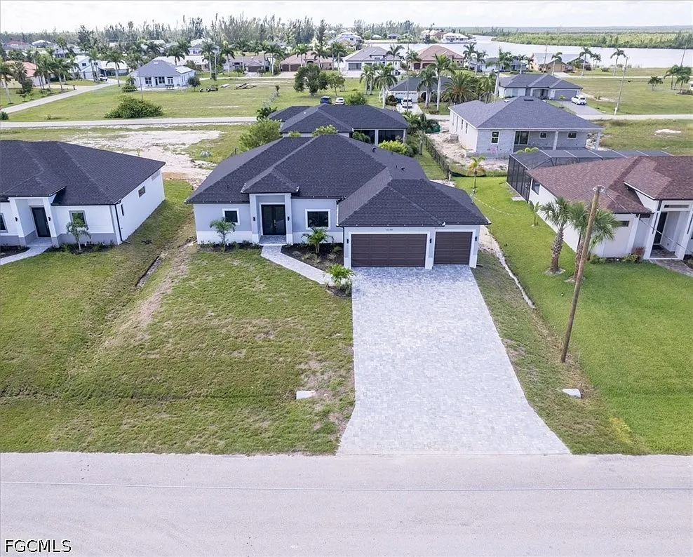 4 bed, 3.0 bath, 2016 sqft, $2,800 — Photo 1