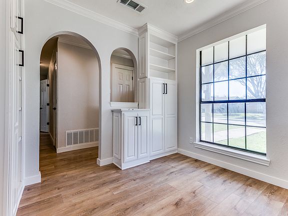5th image of 1821 Travis St