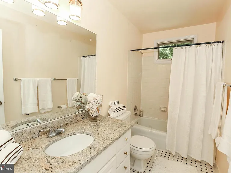 8712 Seven Locks Rd — Photo 10