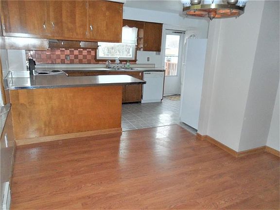 5th image of 601 N 5th St