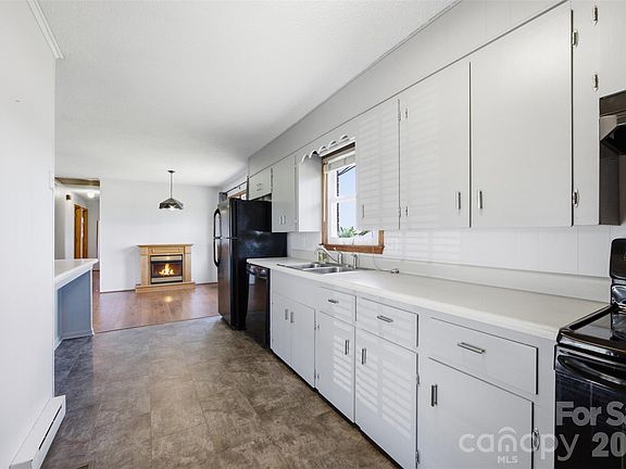 4th image of 128 Old Hollis Rd