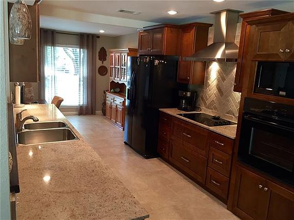 5th image of 200 Oak Valley Dr