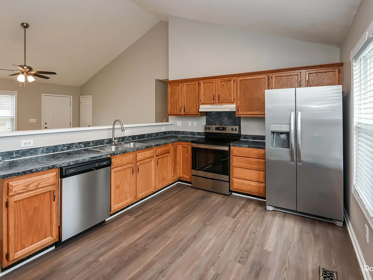 3 bed, 2.0 bath, 1250 sqft, $1,835 — Photo 3