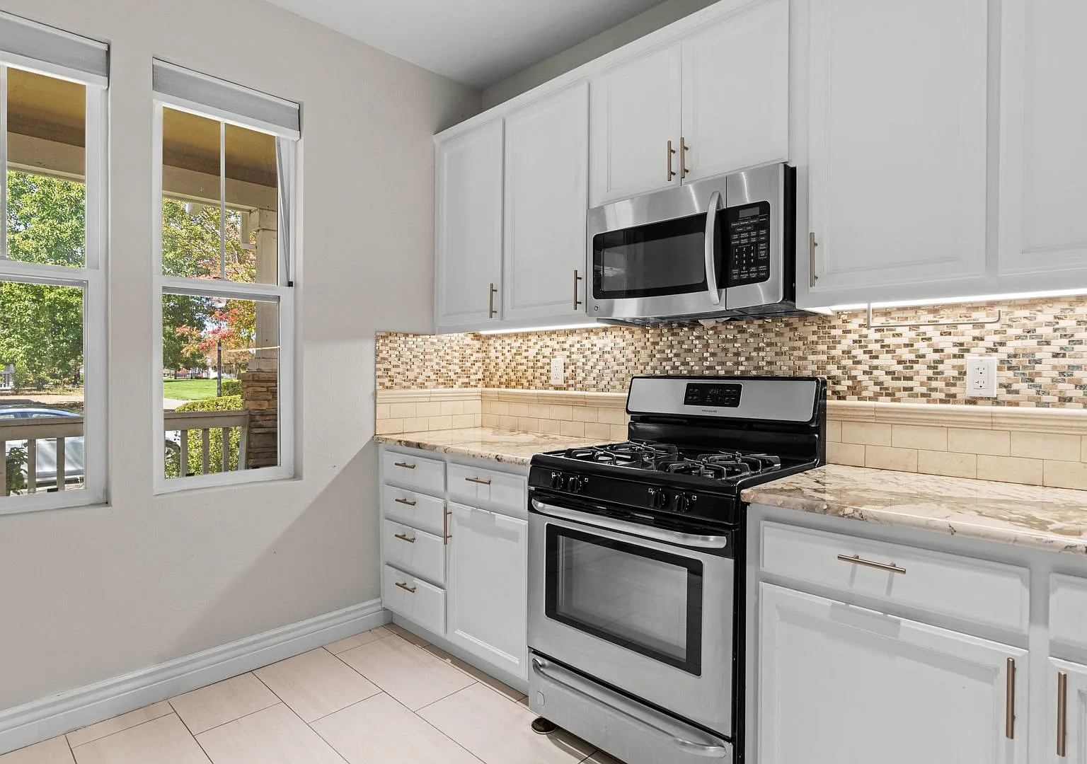 Charming Harbor Park 3 bedroom 2.5 bath — Photo 3